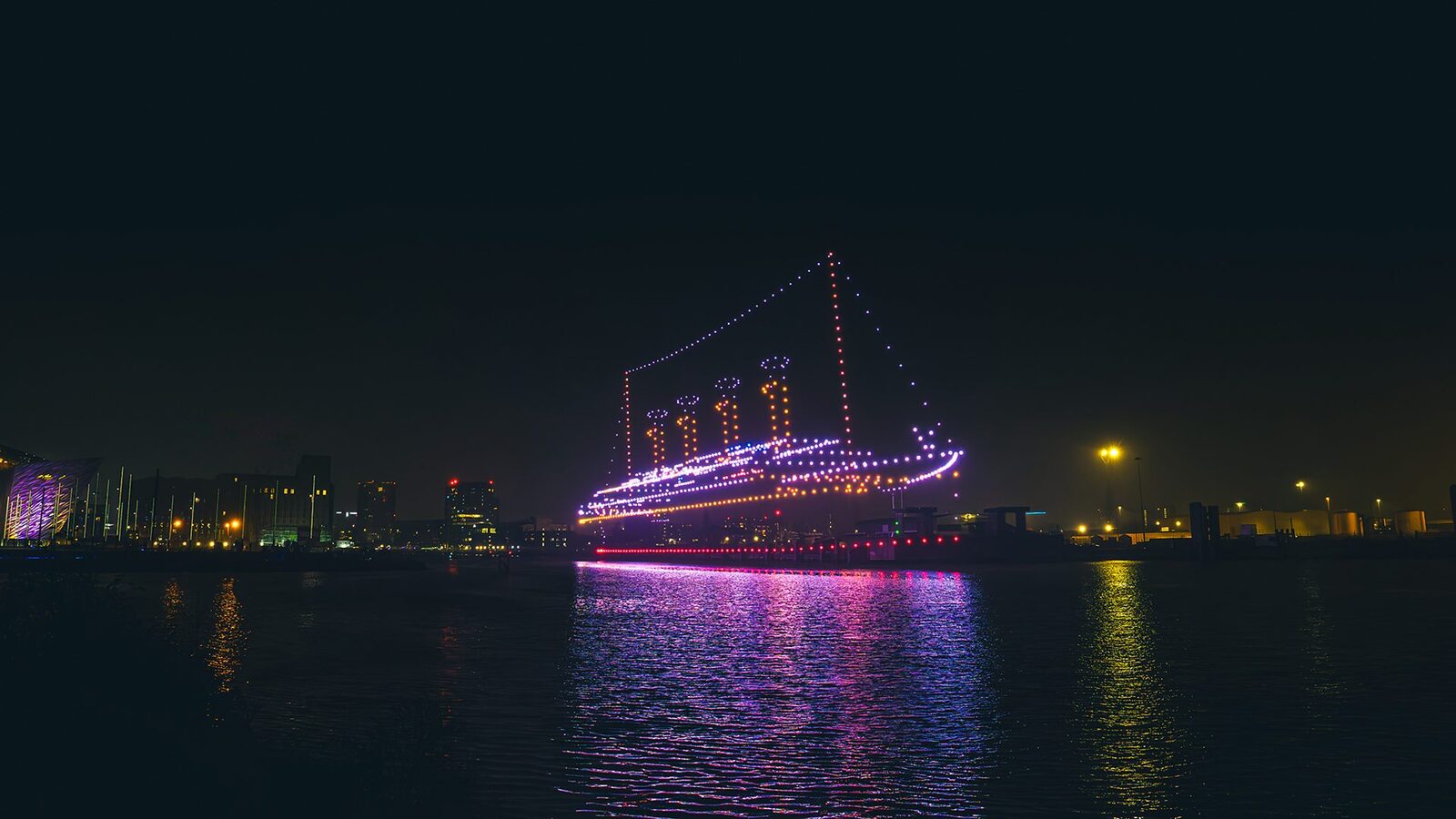 O „recreare” spectaculoasă a Titanicului, realizată cu ajutorul a aproape 1.000 de drone, marchează lansarea campaniei „Made Of Here” a BBC în Irlanda de Nord