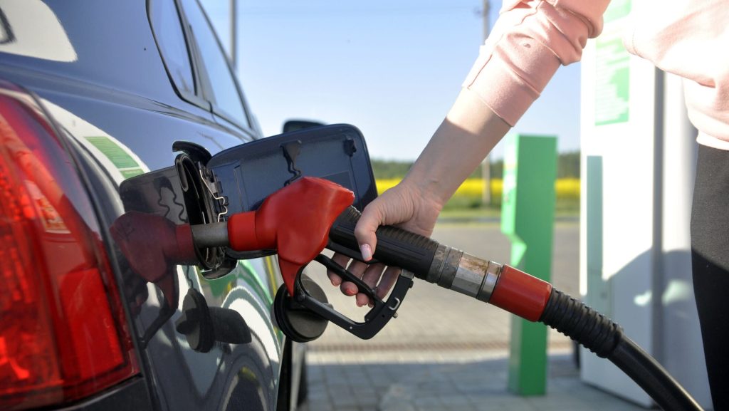 Crește Prețul La Combustibil: Revenirea La Nivelurile Anterioare Pare Improbabilă București – Românii care sperau la o scădere semnificativă a prețurilor la carburanți vor avea o dezamăgire
