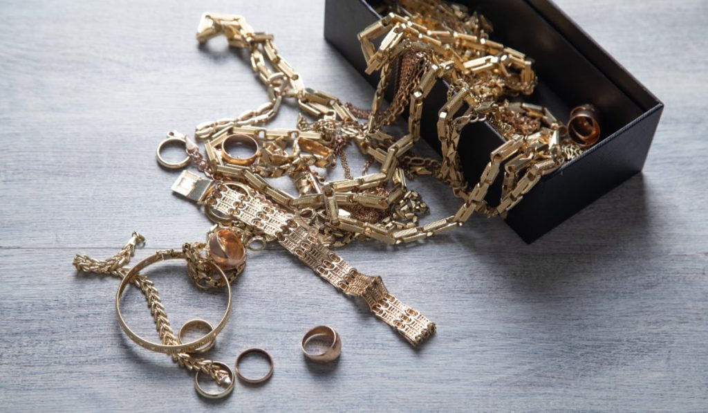 DIICOT a pierdut bijuterii de 250.000 de euro, ridicate din Galați în 2008