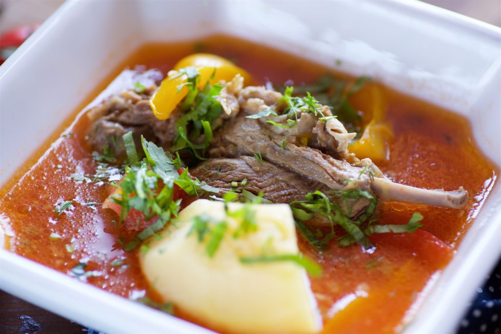 Borșul de miel: Beneficii și riscuri. Cum îl prepari corect pentru o masă delicioasă