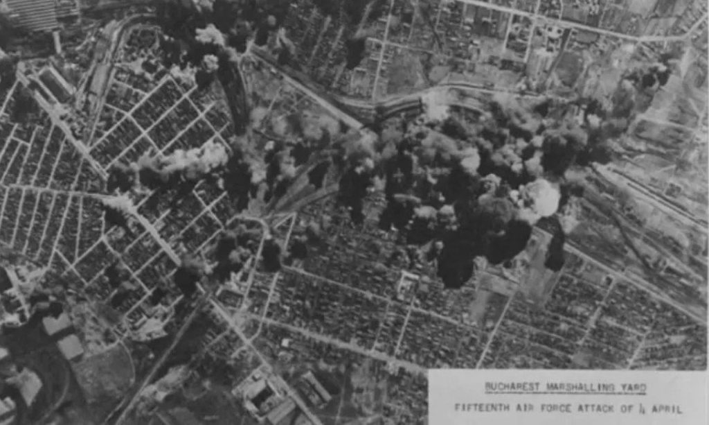 Bucureștiul, ținta aviației aliate în 1944: România, supusă unor bombardamente strategice Bucureștiul și alte orașe românești au fost ținta unor bombardamente intense ale aviației aliate în timpul celui de-al Doilea Război Mondial, începând cu 4 aprilie 1944