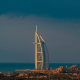 Burj Al Arab, simbolul luxului, se închide pentru renovare: Fațada, lovită de dronă