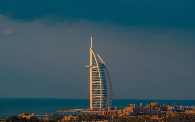 Burj Al Arab, simbolul luxului, se închide pentru renovare: Fațada, lovită de dronă