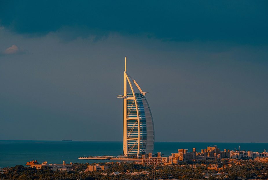 Burj Al Arab, simbolul luxului, se închide pentru renovare: Fațada, lovită de dronă