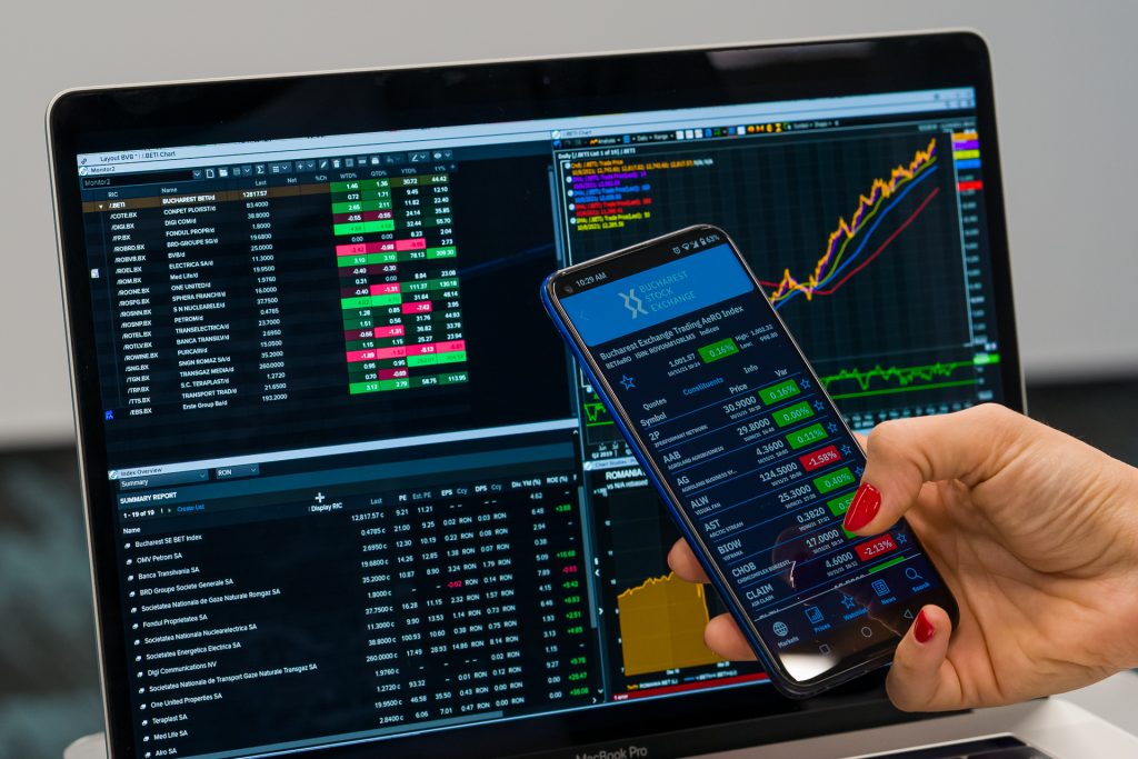 Bursă: Analiștii pun la zid OMV Petrom. Acțiunile, sub prețul actual