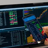 Bursă: Analiștii pun la zid OMV Petrom. Acțiunile, sub prețul actual