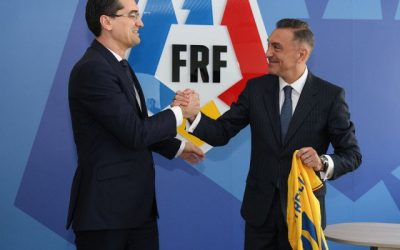 Ilie Dumitrescu dezvăluie numele noului selecționer al României Fostul mare fotbalist Ilie Dumitrescu a anunțat, duminică seară, identitatea noului selecționer al echipei naționale de fotbal a României