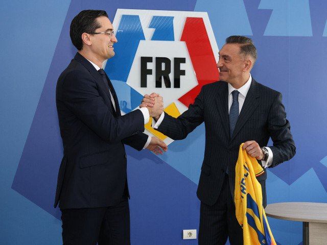 Ilie Dumitrescu dezvăluie numele noului selecționer al României Fostul mare fotbalist Ilie Dumitrescu a anunțat, duminică seară, identitatea noului selecționer al echipei naționale de fotbal a României