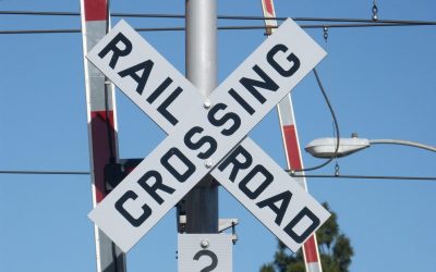 Mașină autonomă, pericol pe șine: Tren la un pas de accident după bariera ruptă