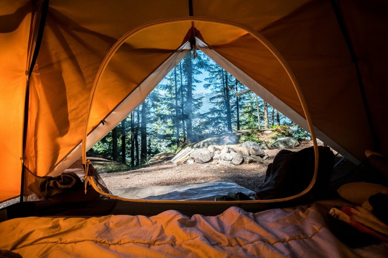 Dormi ca un bebeluș sub cerul liber: Campingul îți salvează nopțile!