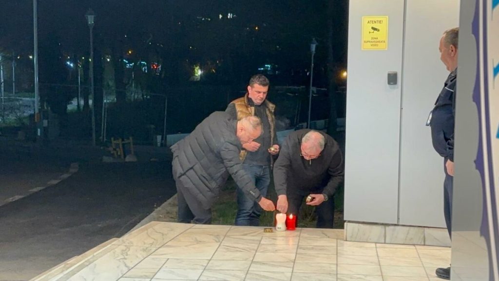 Candele Aprinse în Memoria lui Mircea Lucescu la București Marți seară, în fața Spitalului Universitar de Urgență din București, au fost aprinse primele candele în semn de omagiu pentru Mircea Lucescu