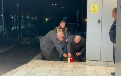 Candele aprinse în fața Spitalului Universitar București după tragedie