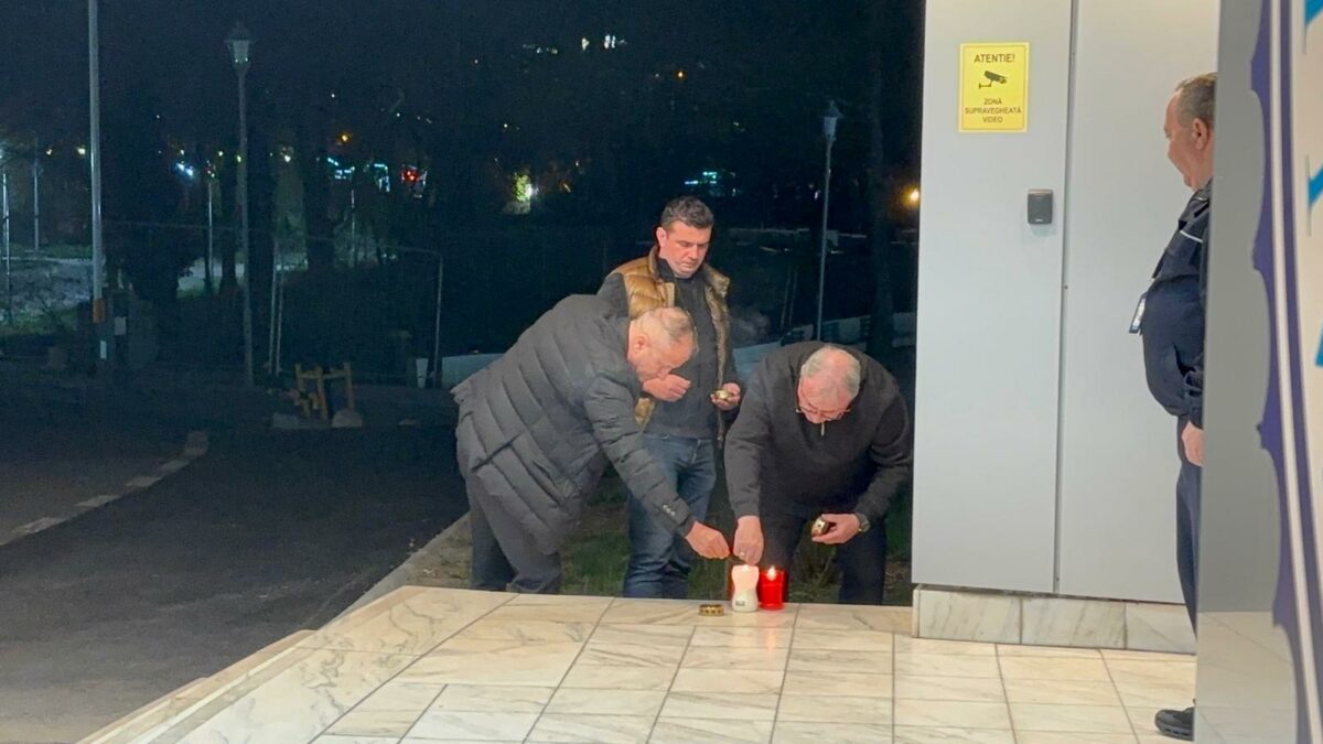 Candele aprinse în fața Spitalului Universitar București după tragedie