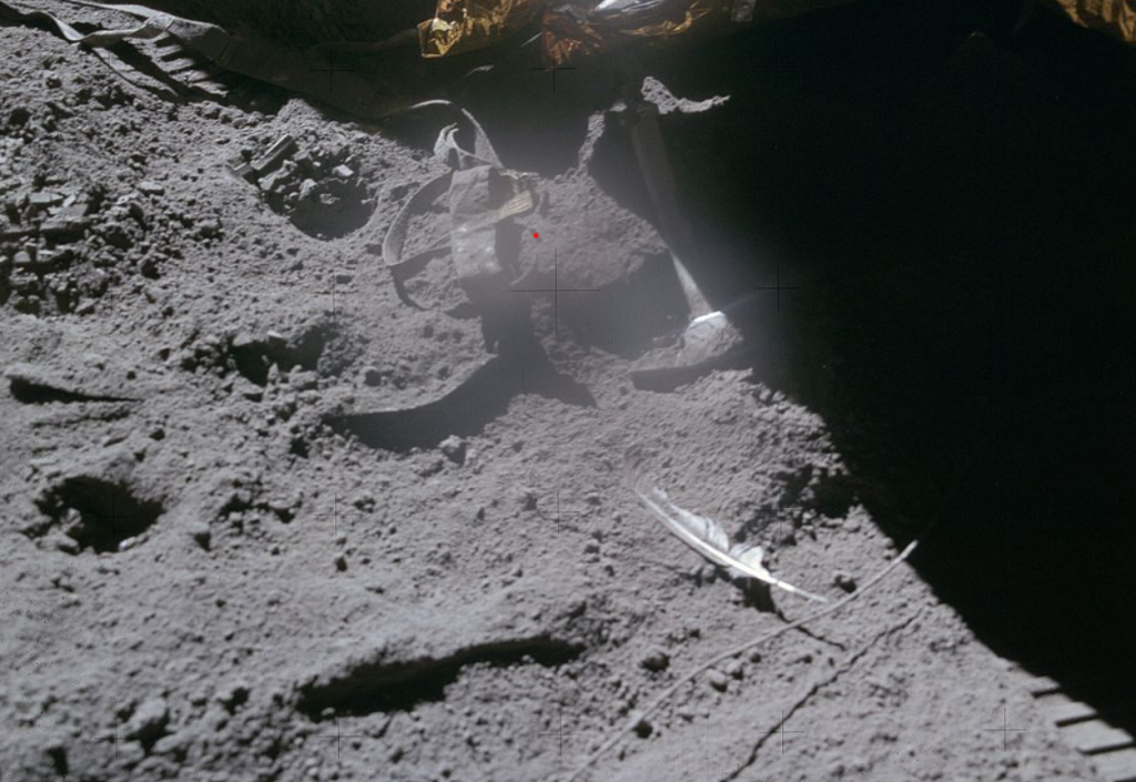 Astronautul David Scott a demonstrat pe Lună legile gravitației, folosind o pană și un ciocan, în cadrul misiunii Apollo 15 din 1971