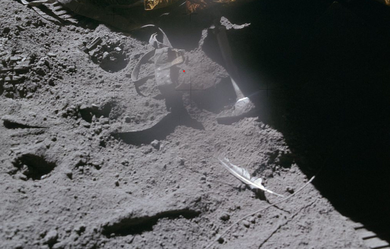 O „pană” de șoim pe Lună? NASA dezvăluie misterul unei poze ciudate