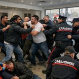 Bătaie ca-n filme într-un dealer auto din Italia: Români, indieni și pakistanezi, scandal total