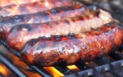 Gătitul cârnaților poate fi o adevărată artă, iar un obicei aparent inofensiv poate compromite gustul perfect