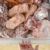 Cât rezistă mielul la congelator? E mai „mofturos” ca vita și puiul