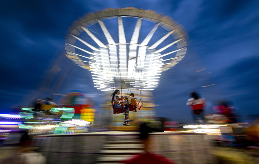 Tineri, prinși într-un carusel: Intervenție spectaculoasă a pompierilor