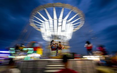 Tineri, prinși într-un carusel: Intervenție spectaculoasă a pompierilor