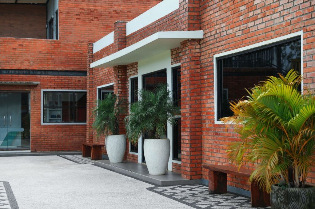 Geamuri deschise pe casa scării: Ce prevede legea privind aerisirea?