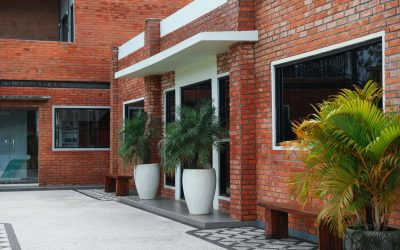 Geamuri deschise pe casa scării: Ce prevede legea privind aerisirea?