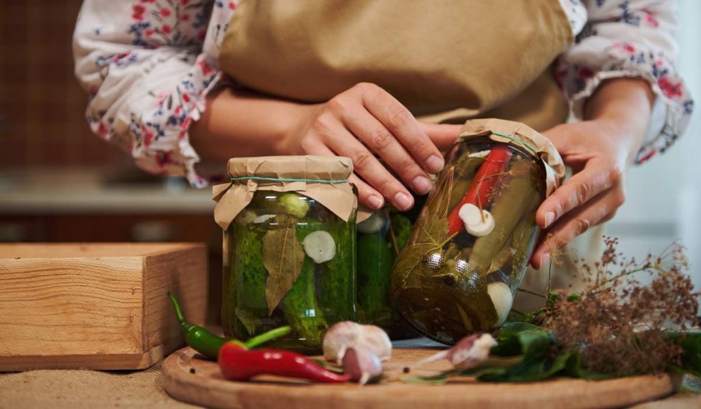 Castraveți murați crocanți: Ingredientul SECRET din borcan!