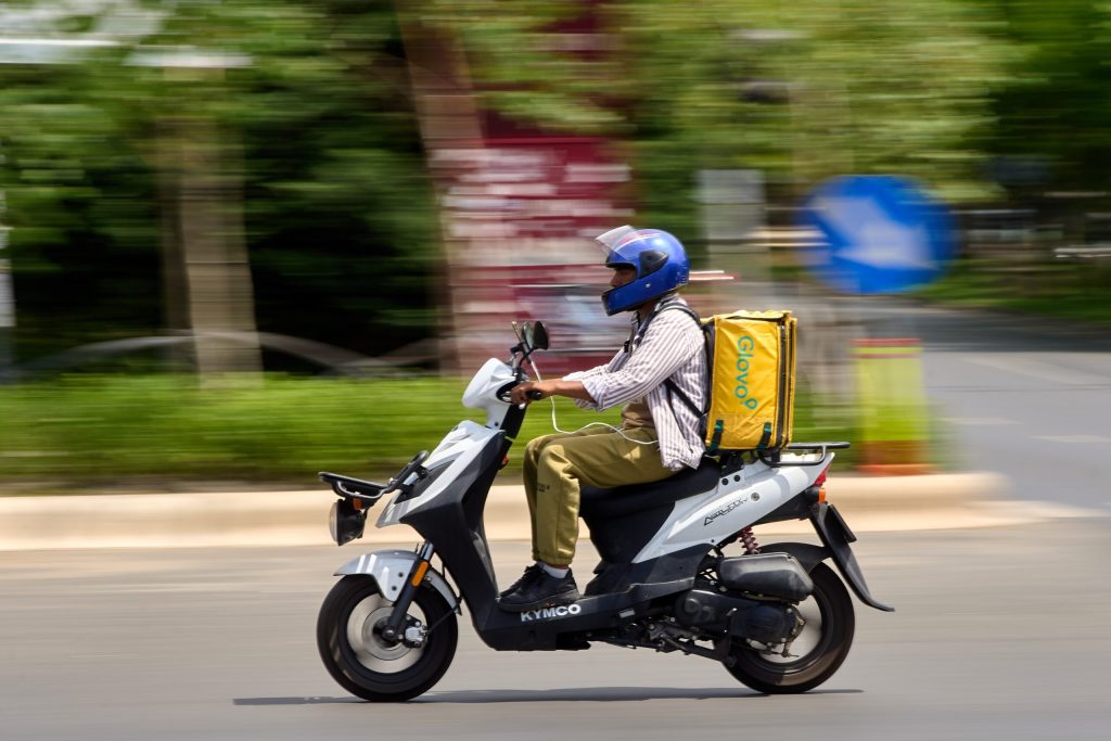 Câți bani scoate un livrator pakistanez pe săptămână în Constanța?
