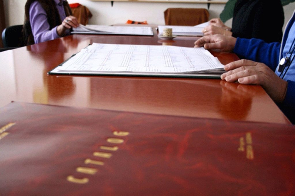 De ce nu există un catalog electronic național și când dispare cel clasic?