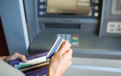 Câți bani poți scoate de la bancomat: Ghidul complet pentru a evita surprizele Banii la bancomat sunt la îndemâna oricui, însă mulți români nu știu limitele exacte pe care cardurile bancare le au