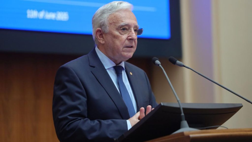 Mugur Isărescu, secretul salariului: Cât câștigă lunar la BNR, plus bonusurile