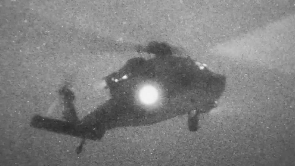 Marinarii coboară în rapel pe Touska: Scenă de film în noapte