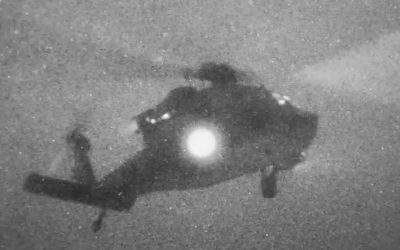 Marinarii coboară în rapel pe Touska: Scenă de film în noapte