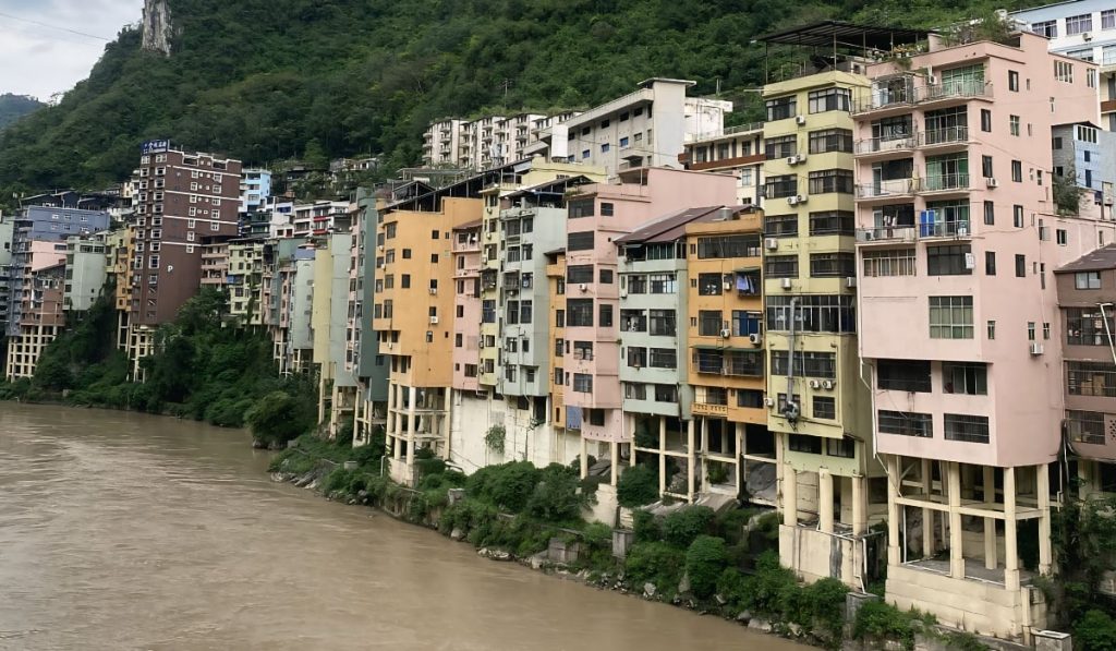 Orașul-fantomă: 400.000 de suflete trăiesc pe piloni, feriți de inundații