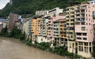 Orașul-fantomă: 400.000 de suflete trăiesc pe piloni, feriți de inundații