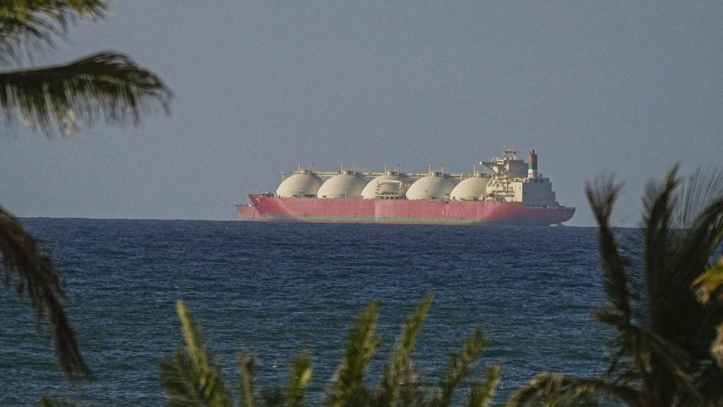 Iranul închide Ormuz, dar relaxează spațiul aerian: Ce se întâmplă