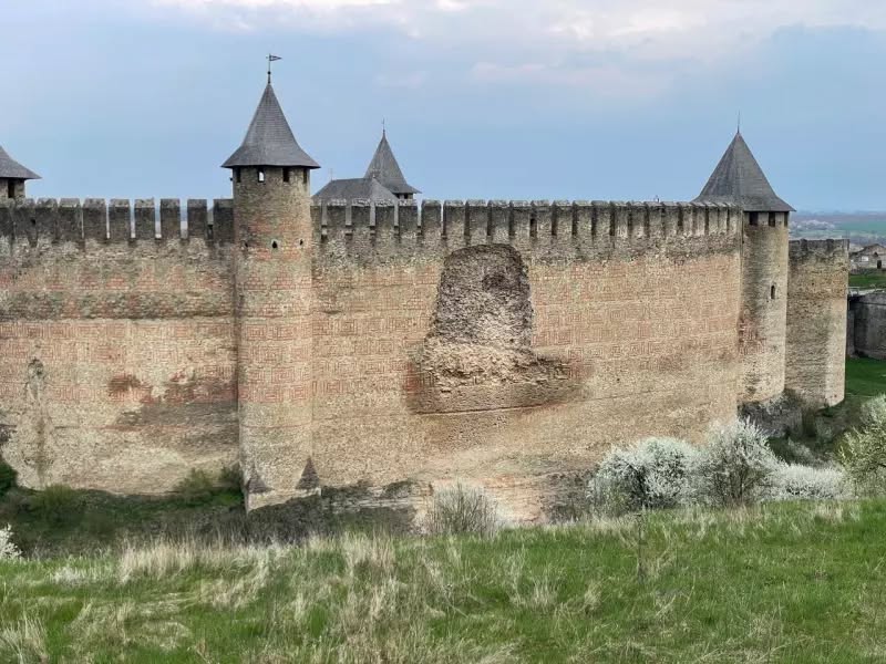 Zidul Cetății Hotin, o bijuterie a lui Ștefan cel Mare, s-a prăbușit