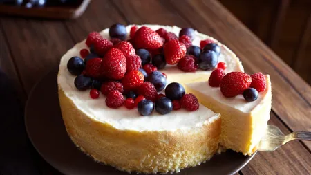VIDEO: Cheesecake delicios cu căpșuni, perfect pentru mesele în familie!
