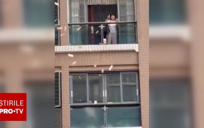 Femeie furioasă aruncă 160.000 dolari de la balcon, după cearta cu soțul. VIDEO