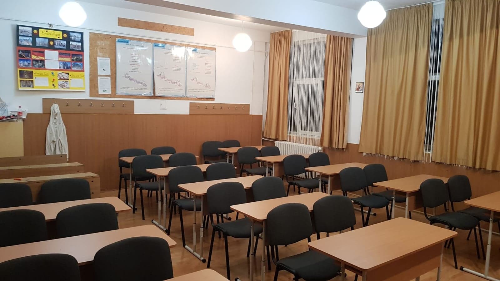 Programele pentru clasa a IX-a, aproape gata Programele școlare pentru clasa a IX-a sunt aproape finalizate, potrivit anunțului făcut de directorul Centrului Național pentru Curriculum și Evaluare, Bogdan CRISTESCU, la Radio Iași