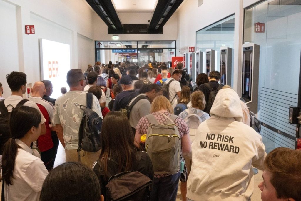 Noua regulă UE: Haos pe aeroporturi, zeci de oameni leșină la Milano din cauza aglomerației