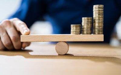 Inflația roade economia: Firmele înghit, românii taie de la consum