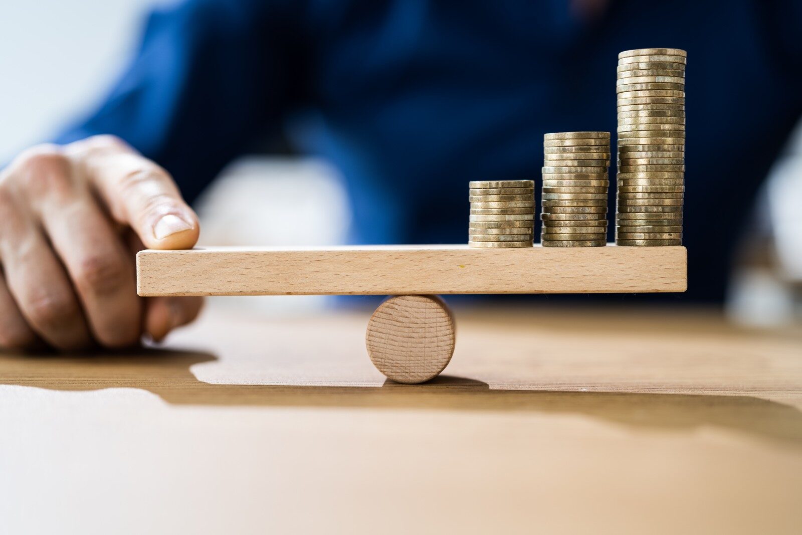 Inflația roade economia: Firmele înghit, românii taie de la consum