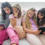 UE vrea să blocheze rețelele sociale pentru minori. Macron convoacă liderii