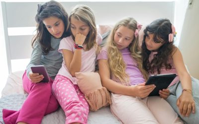 UE vrea să blocheze rețelele sociale pentru minori. Macron convoacă liderii