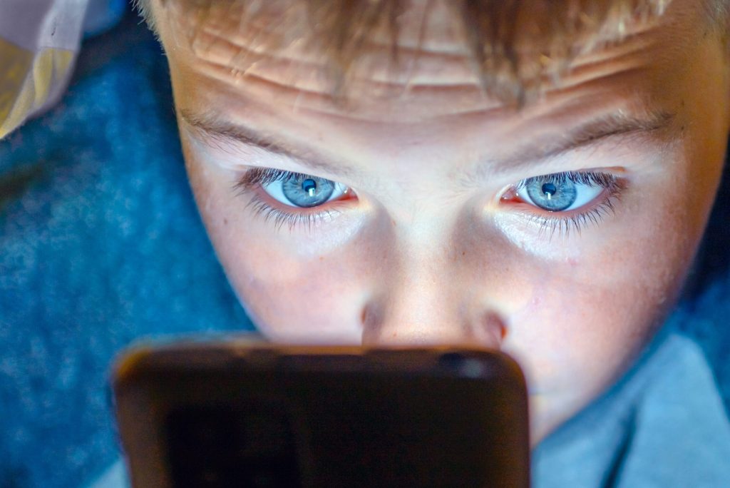 Copiii, experți în AI, părinții, depășiți: Noul decalaj digital din familie