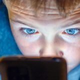 Copiii, experți în AI, părinții, depășiți: Noul decalaj digital din familie