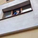 Copil, salvat de polițiștii de la Rutieră după ce a stat pe fereastră