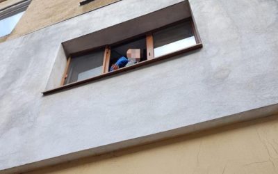 Copil, salvat de polițiștii de la Rutieră după ce a stat pe fereastră