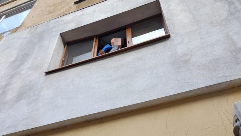 Copil, salvat de polițiștii de la Rutieră după ce a stat pe fereastră